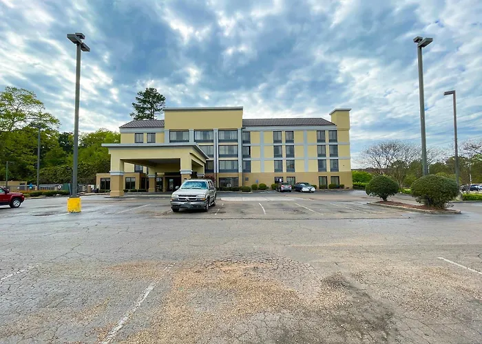 Oyo Townhouse Jackson - Ridgeland Hotel