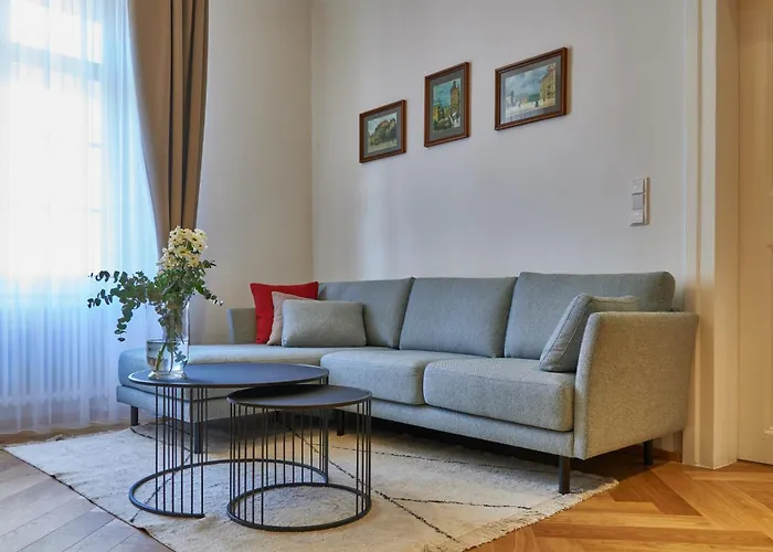 Three Golden Crowns Apartments Praag