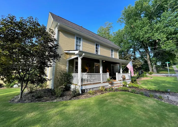 Yellow Daisy Bed And Breakfast Dahlonega