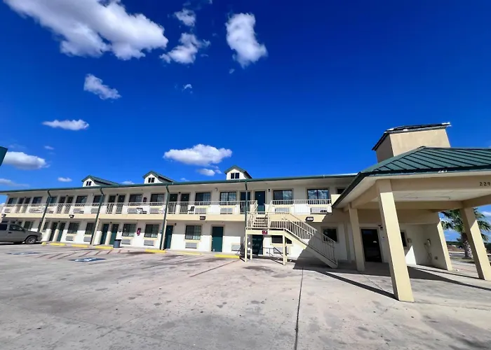 Oyo Garden Inn And Suites Pearsall I-35 East