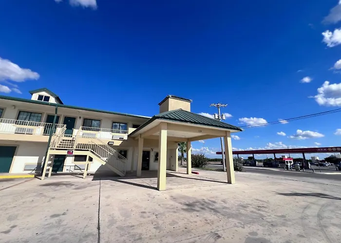 Oyo Garden Inn And Suites Pearsall I-35 East