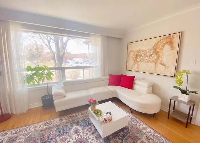 Sunny House - Main Floor, Free Parking, In Toronto Hotel