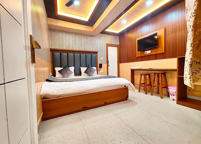 Hotel Gp Mall Road Nainital Near Naini Lake - A Luxury Room With Newly Decorated And Renovated Room - With Wifi - Room Service Available - Book Now
