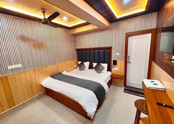 Hotel Gp Mall Road Nainital Near Naini Lake - A Luxury Room With Newly Decorated And Renovated Room - With Wifi - Room Service Available - Book Now