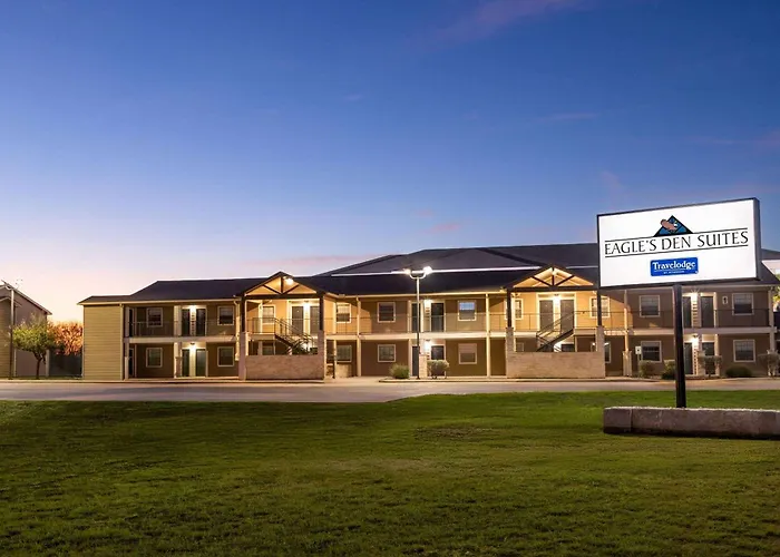 Eagle'S Den Suites Kenedy A Travelodge By Wyndham