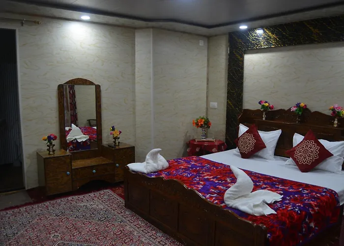 Heritage New Moon Premium Houseboat Srinagar 