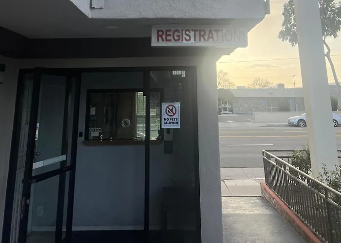 Sunset Inn & Suites Gardena