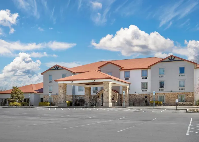 Quality Inn & Suites Monterey I-40