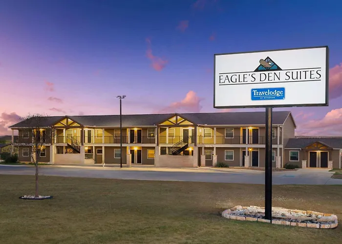 Eagle'S Den Suites Cotulla A Travelodge By Wyndham