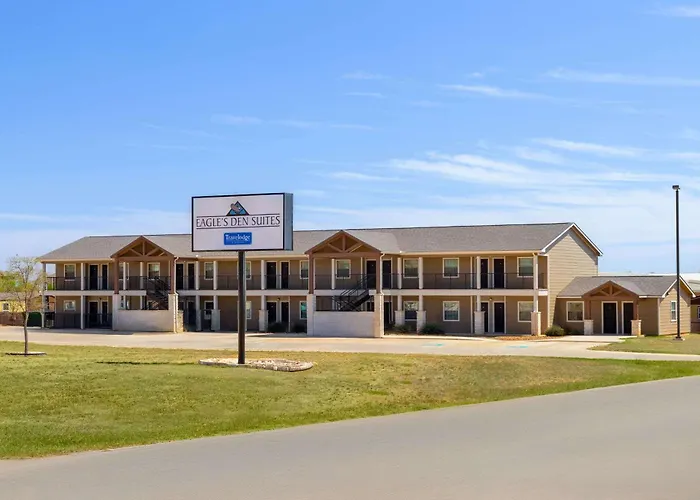 Eagle'S Den Suites Cotulla A Travelodge By Wyndham