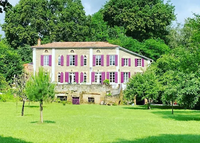 Les Volets Violets Bed & Breakfast Salles 
