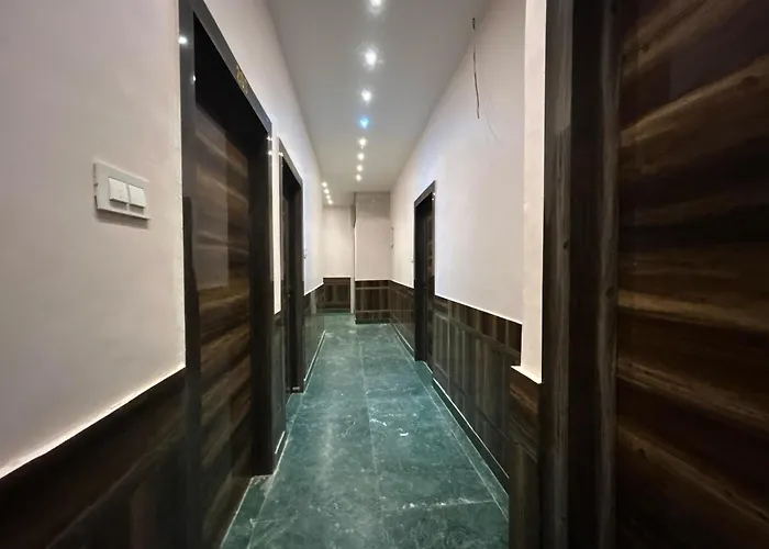 Dm Paying Guest House Varanasi