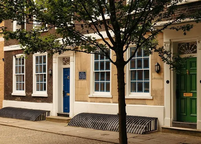 Native Kings Wardrobe Hotel London