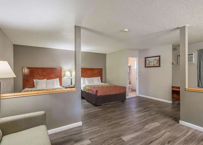 Econo Lodge Inn & Suites Yreka