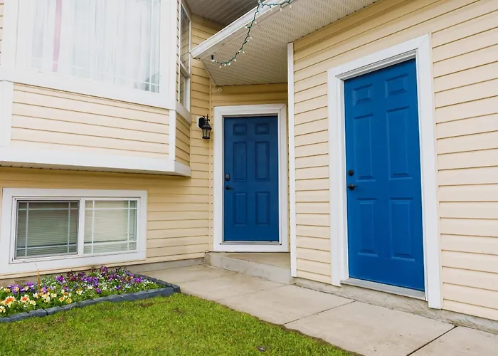 Hotel Entire House The Blue Door With Garage Access Grande Prairie