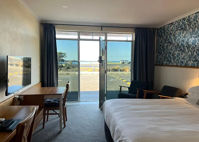The Waterfront Wynyard Hotel