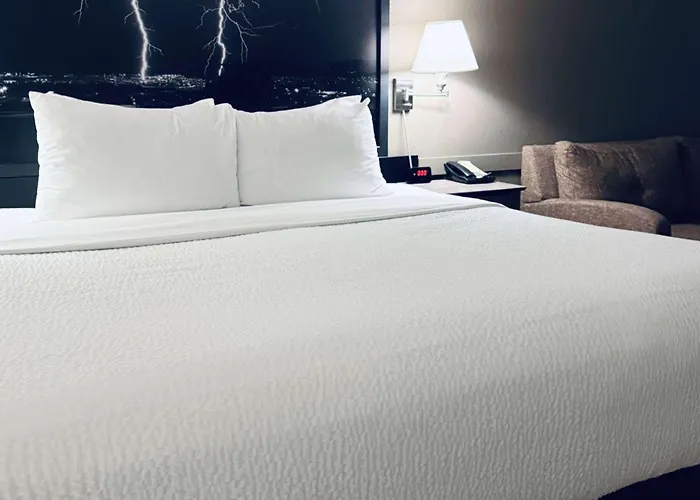 Super 8 By Wyndham Dawson Creek Hotel
