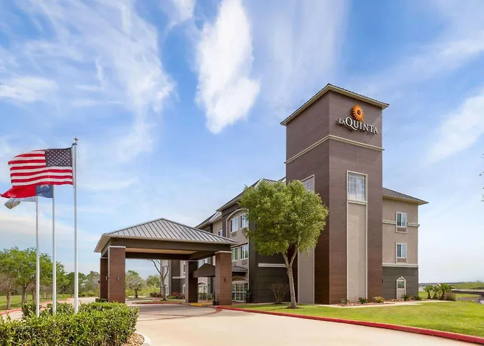 La Quinta By Wyndham Angleton Hotel