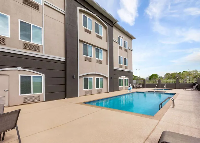La Quinta By Wyndham Angleton Hotel