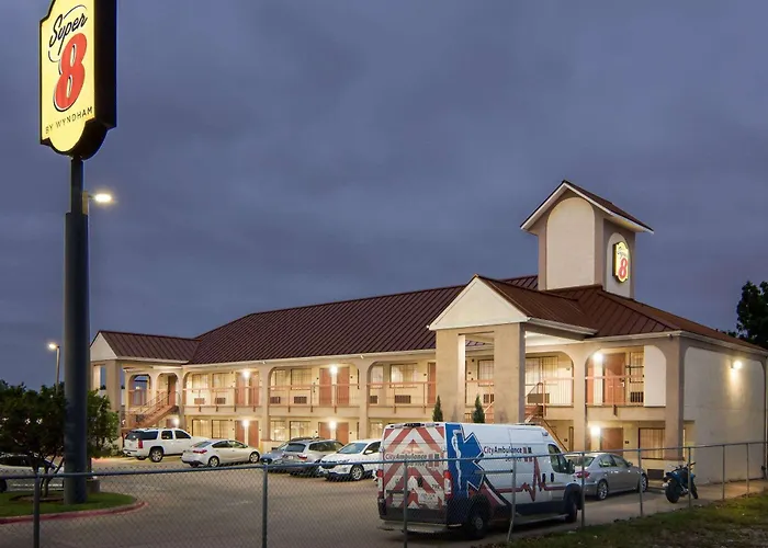 Super 8 By Wyndham Grand Prairie Southwest Motel