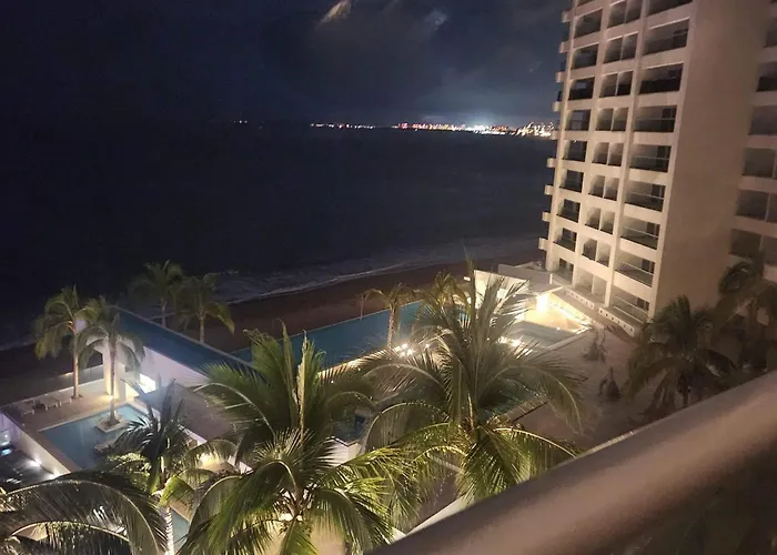 Beachfront Harbor 171 Condo Ocean View Pool, Gym WiFi Puerto Vallarta