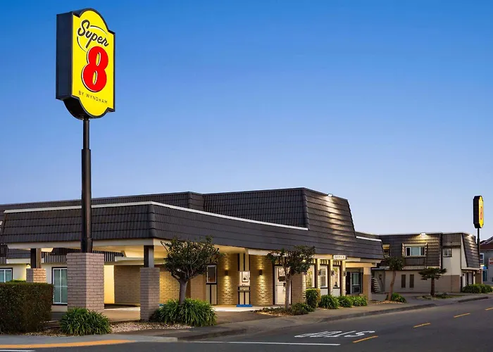 Super 8 By Wyndham Eureka Hotel