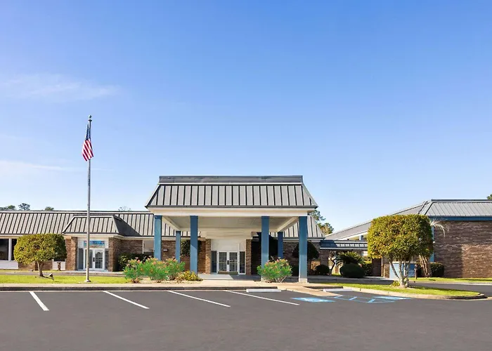 Days Inn By Wyndham Hinesville Near Fort Stewart, Newly Renovated, Free Hot Breakfast, Restaurant And Bar