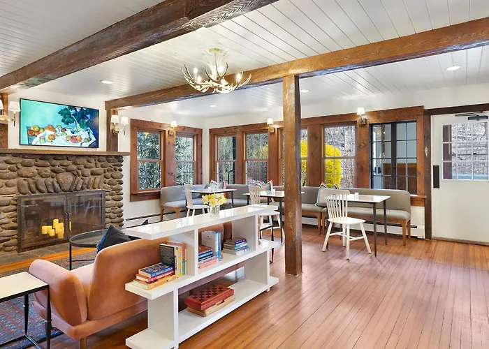 Phoenicia Lodge