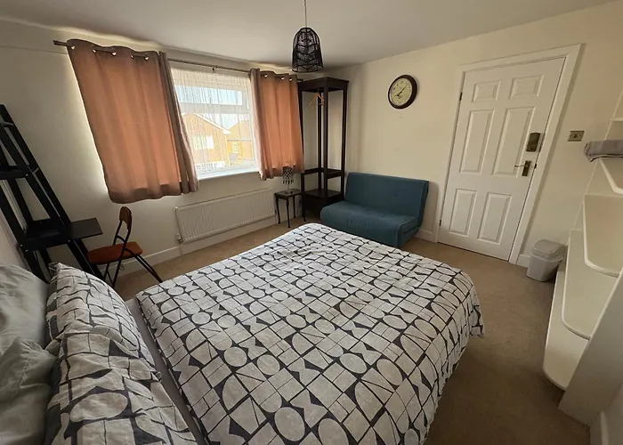 Beaconsfield House, Modern, Recently Refurbished, Self Check-In, Near Luton Airport Hotel