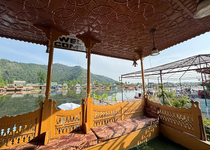New Sea Palace Houseboats Srinagar 