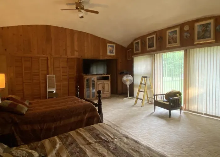 House Of The Future In The Woods Of West Lansing Bed & Breakfast