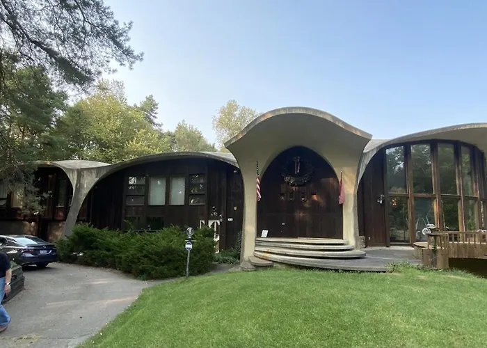 House Of The Future In The Woods Of West Lansing Bed & Breakfast