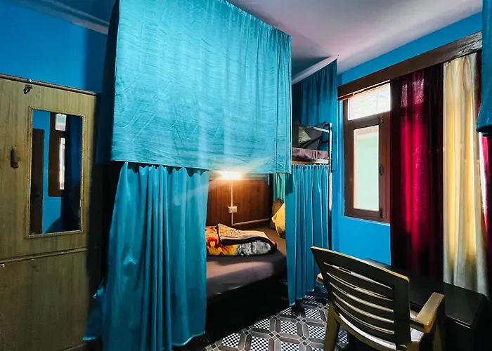 Non Stop Cafe Hostel & Stay Manali 