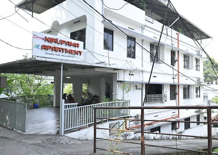 Nirupama,Hotel Aluva 700 Mtr From Aluva Railway Station Alwaye