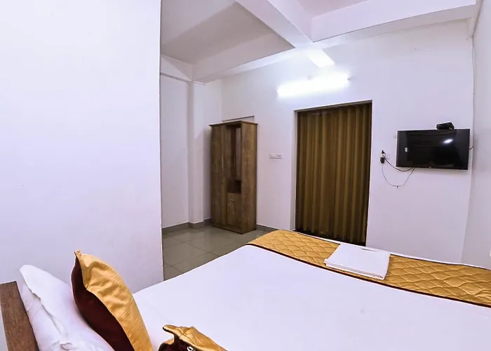 Nirupama,Hotel Aluva 700 Mtr From Aluva Railway Station Alwaye