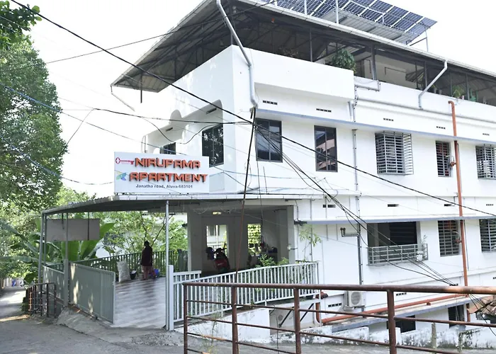 Nirupama,Hotel Aluva 700 Mtr From Aluva Railway Station Alwaye