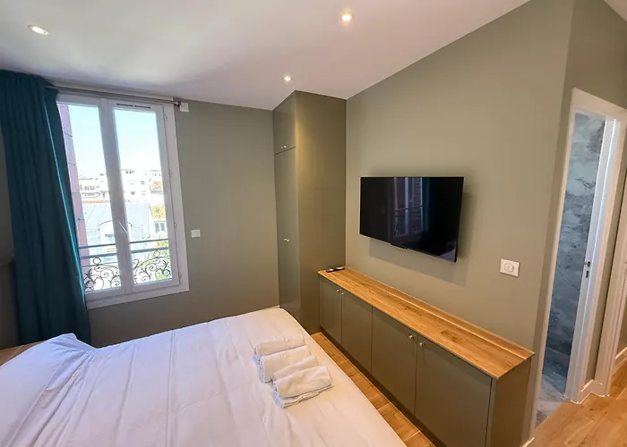 Alma Hotel Courbevoie