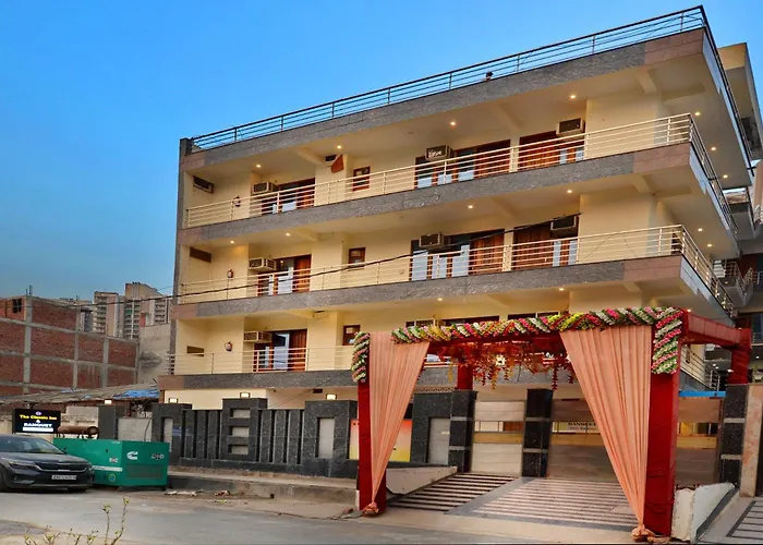 Vroom Hotel Golden Palace Noida