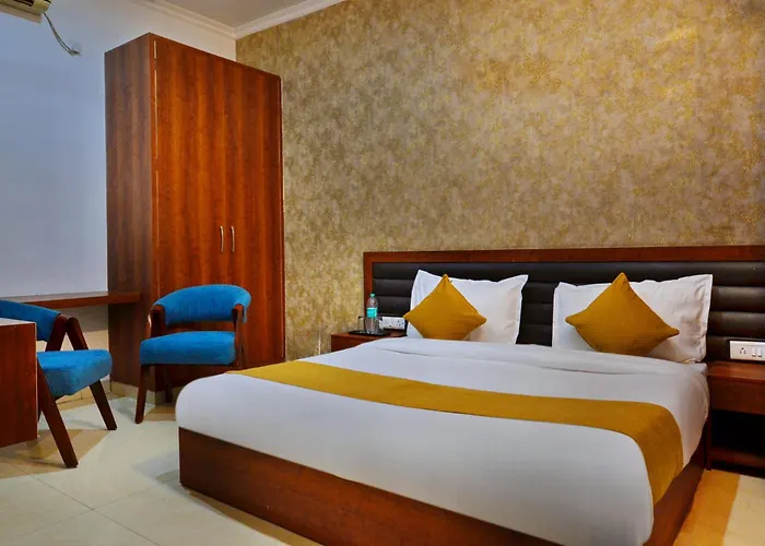 Vroom Hotel Golden Palace Noida