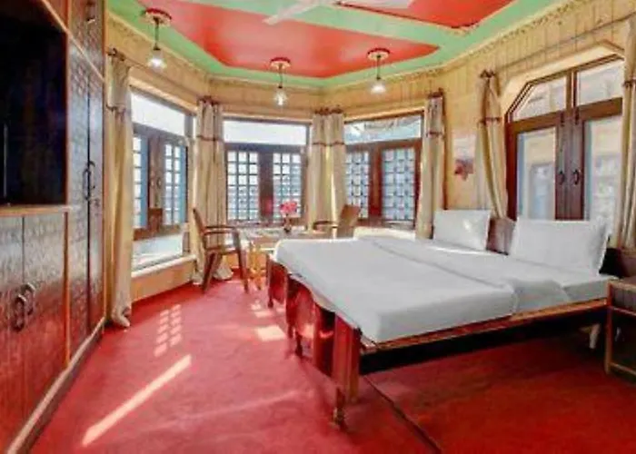 Hotel Nishat Lake View Resorts Srinagar