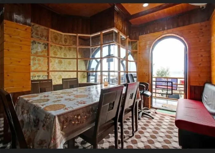 Hotel Nishat Lake View Resorts Srinagar