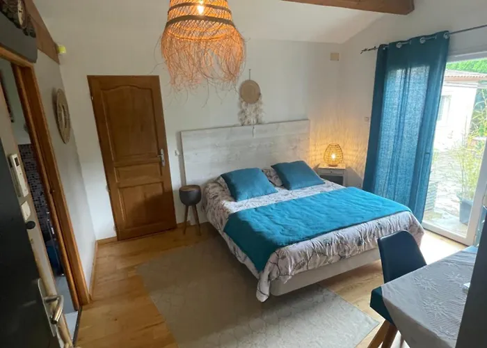 La Chambre Haute, sa kitchenette, son spa et son jardin à Nîmes
