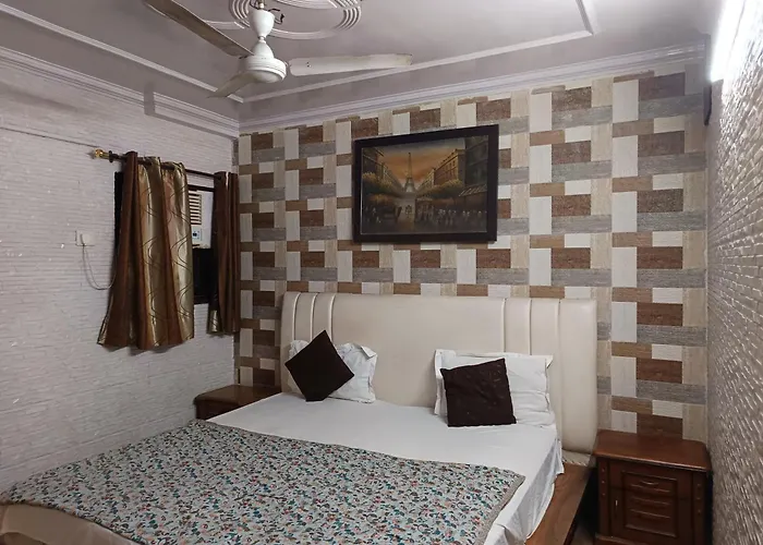 Hotel White Palace,Nizamuddin Railway Station New Delhi
