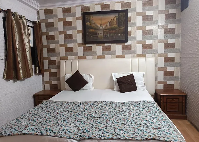 Hotel White Palace,Nizamuddin Railway Station New Delhi