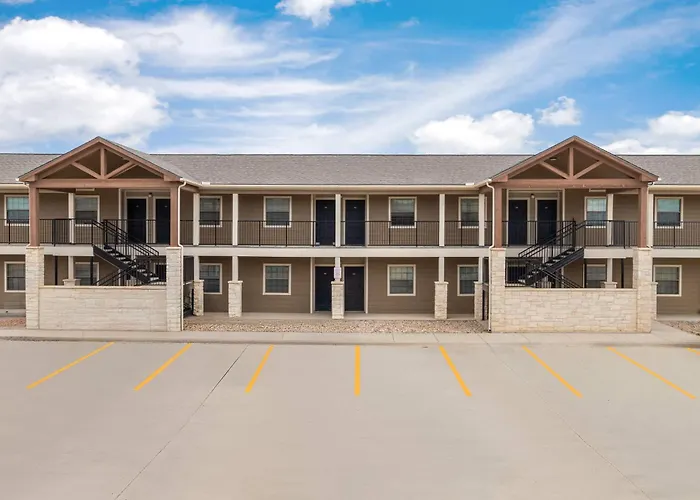 Eagle'S Den Suites Carrizo Springs A Travelodge By Wyndham