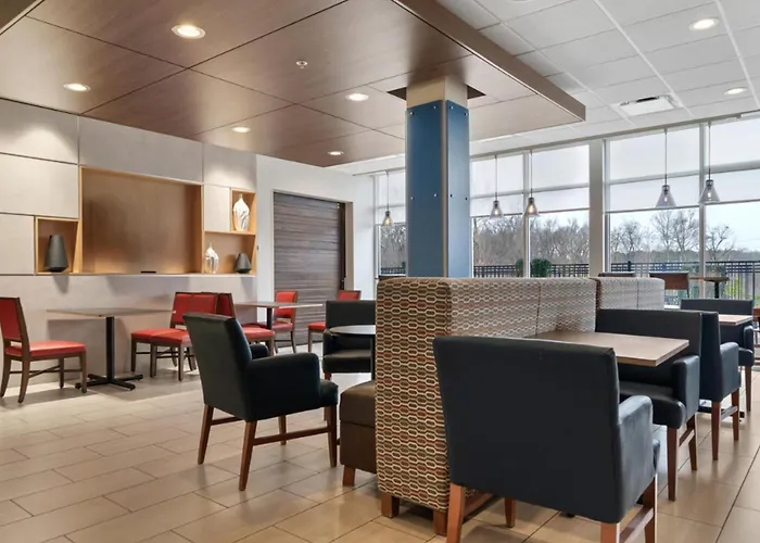 Holiday Inn Express & Suites Macon North By Ihg