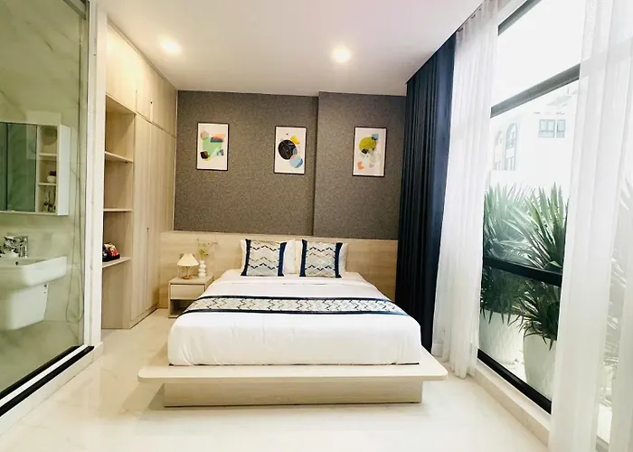 The Luxury Hotel TP. Hồ Chí Minh