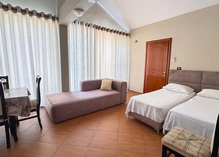Red Rose Guest House Golem 