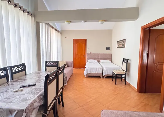 Red Rose Guest House Golem 