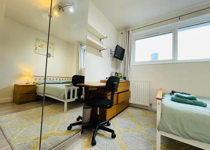 Spacious Double Bedroom With Private Bathroom Ensuite And A New Quality Mattress In London Canary Wharf For Short Stay Or Long Let Near O2 And Excel Exhibition Centre With Easy Reach From All Airports In Around London